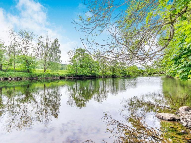 3 Bedroom Luxury Home, Hot Tub, Stunning Views Of Killin, Sitting On The River Dochart Extérieur photo