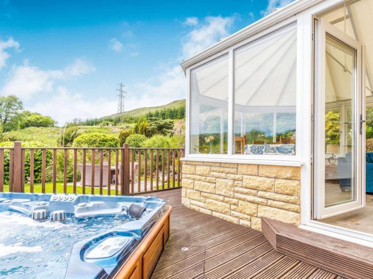 3 Bedroom Luxury Home, Hot Tub, Stunning Views Of Killin, Sitting On The River Dochart Extérieur photo