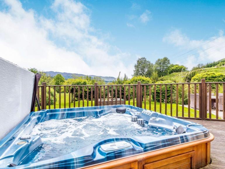 3 Bedroom Luxury Home, Hot Tub, Stunning Views Of Killin, Sitting On The River Dochart Extérieur photo
