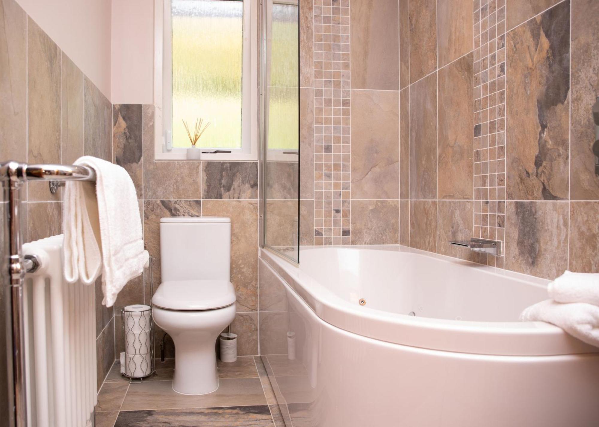 3 Bedroom Luxury Home, Hot Tub, Stunning Views Of Killin, Sitting On The River Dochart Extérieur photo